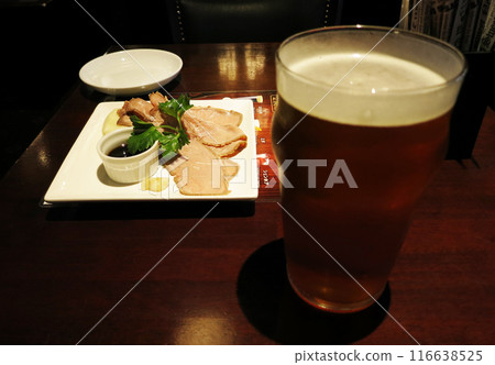 在英國酒吧喝啤酒（艾爾） 116638525