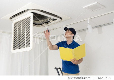 檢查天花板空調的男工人 檢查天花板空調的男工人 116639500