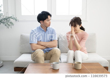 年輕夫婦吵架 年輕夫婦吵架 116639573