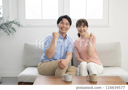 一對年輕夫婦做拳頭泵 一對年輕夫婦做拳頭泵 116639577