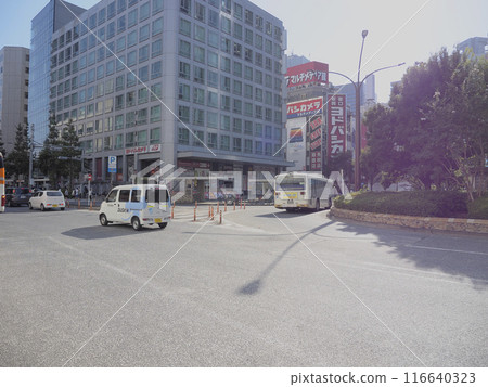 新宿站西口前的道路風景。 116640323