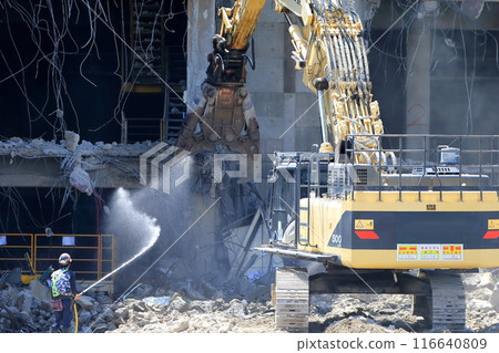 正在拆除的鋼筋混凝土建築形象 正在拆除的鋼筋混凝土建築形象 116640809