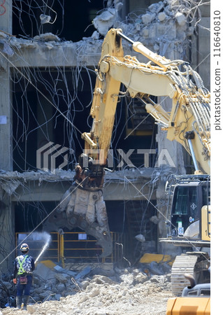 正在拆除的鋼筋混凝土建築形象 116640810