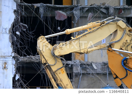 正在拆除的鋼筋混凝土建築形象 正在拆除的鋼筋混凝土建築形象 116640811