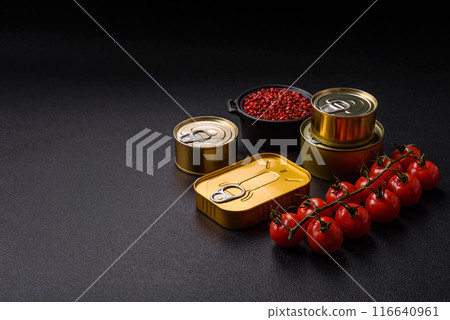 Metal can with canned meat or fish with a key to open it 116640961