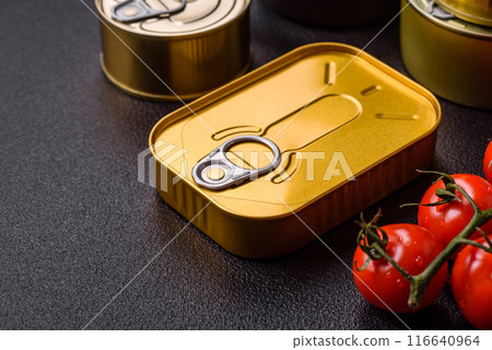 Metal can with canned meat or fish with a key to open it 116640964