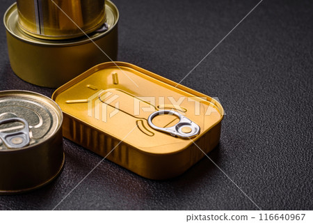 Metal can with canned meat or fish with a key to open it 116640967