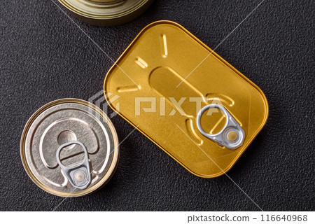 Metal can with canned meat or fish with a key to open it 116640968
