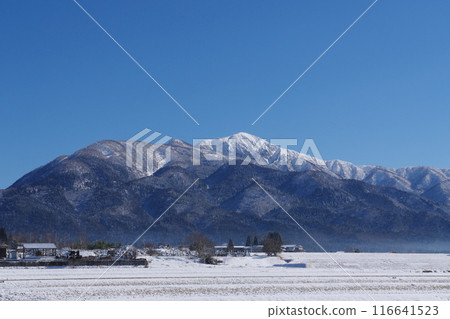 從大野市看到的冬天的荒島山和小荒島山 116641523