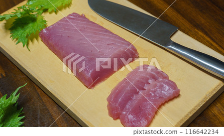用家用刀切鮪魚生魚片的圖像 116642234