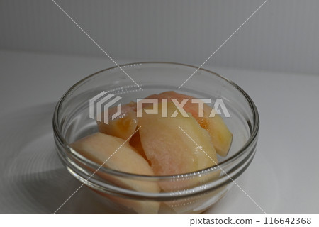 甜甜的桃子，汁水很多 116642368