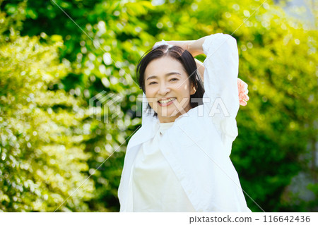 一位中年婦女在陽光下伸展的肖像 一位中年婦女在陽光下伸展的肖像 116642436