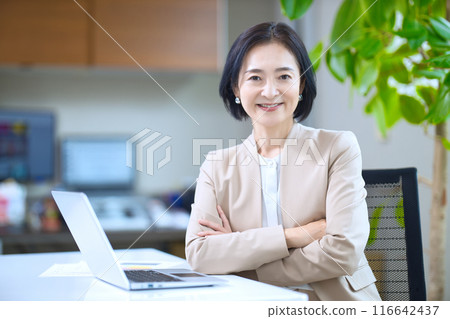 在辦公室工作的中年婦女 116642437