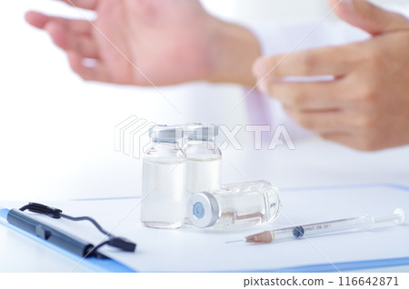 Image of an injection in a clean hospital 116642871