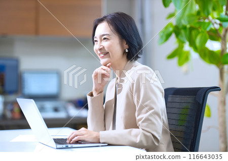 在辦公室工作的中年婦女 在辦公室工作的中年婦女 116643035