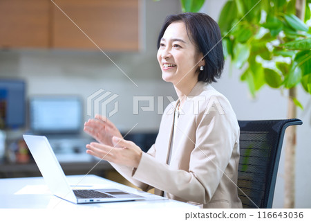 在辦公室工作的中年婦女 在辦公室工作的中年婦女 116643036