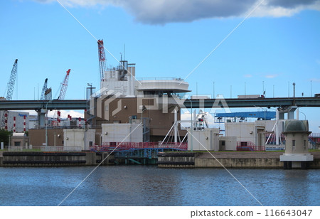 Amagasaki Lock (Amagasaki Lock), which has a water gate with the same mechanism as the Panama Canal. The first lock seen from the sea side, the centralized control building and tide gauge. Amagasaki Lock (Amagasaki Lock), which has a water gate with the same mechanism as the Panama Canal. The first lock seen from the sea side, the centralized control building and tide gauge. 116643047