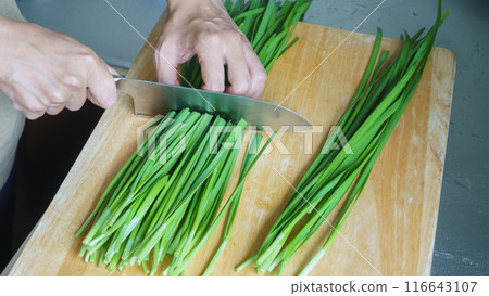 用刀切韭菜的圖片 116643107