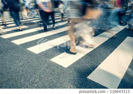 人們過人行橫道 a-3 強調暖色和冷色 人們過人行橫道 a-3 強調暖色和冷色 116643315