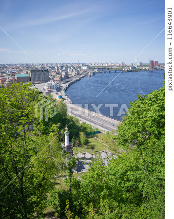 [Ukraine] View of the Dnieper River and cityscape through the green forest from a hill in the capital, Kyiv 116643901