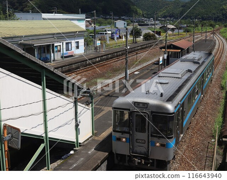 A train waiting to depart at JR Shikoku Nishi-Sakawa Station A train waiting to depart at JR Shikoku Nishi-Sakawa Station 116643940
