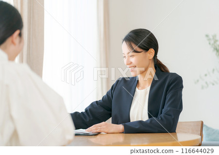 一位穿著西裝的女士正在上門推銷 一位穿著西裝的女士正在上門推銷 116644029