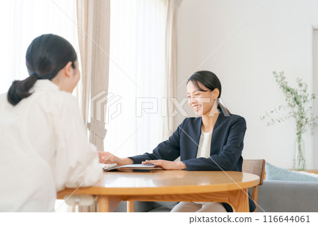 一位穿著西裝的女士正在上門推銷 116644061