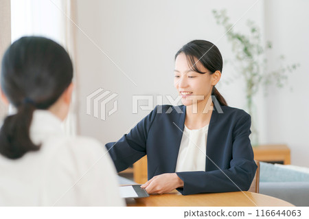 一位穿著西裝的女士正在上門推銷 一位穿著西裝的女士正在上門推銷 116644063