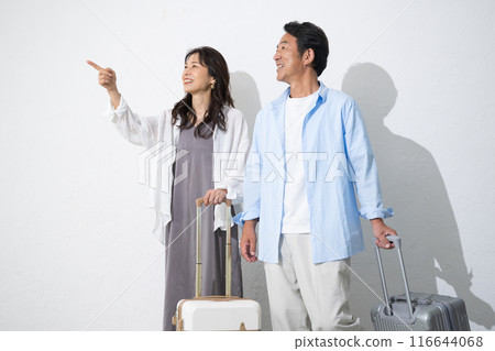Senior couple in their 50s traveling, images of overseas travel, etc. 116644068