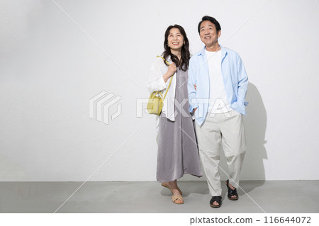 50多歲的老年夫婦出國旅行的照片等。 50多歲的老年夫婦出國旅行的照片等。 116644072