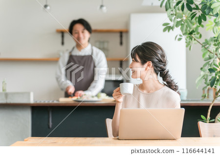 日本女性在家遠距辦公（電腦/副業/工程師） 116644141