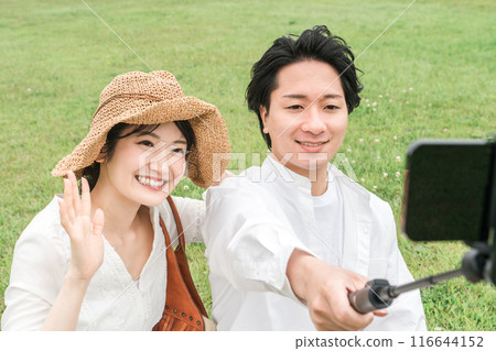 Couples who take selfies using smartphones while traveling, YouTubers, video distribution, SNS, influencers, travel Couples who take selfies using smartphones while traveling, YouTubers, video distribution, SNS, influencers, travel 116644152