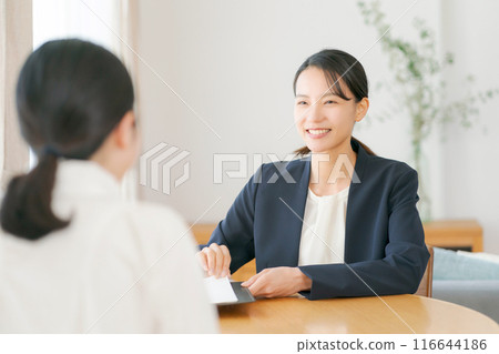 一位穿著西裝的女士正在上門推銷 116644186