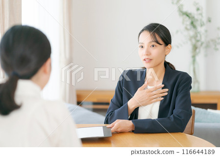 一位穿著西裝的女士正在上門推銷 一位穿著西裝的女士正在上門推銷 116644189