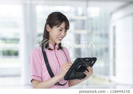 設施工作人員在平板電腦上輸入資訊的圖片 116644238