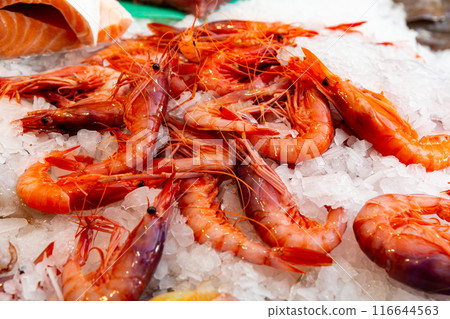 Raw shrimps on crushed ice Raw shrimps on crushed ice 116644563