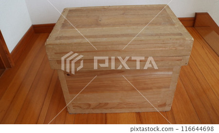 A wooden tea box with a lid made in Shizuoka Prefecture A wooden tea box with a lid made in Shizuoka Prefecture 116644698
