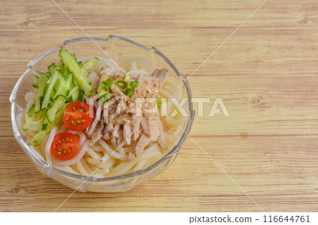 Steamed chicken cold udon 116644761