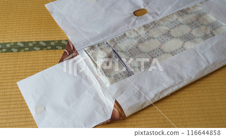 Image of storing kimono in wrapping paper 116644858