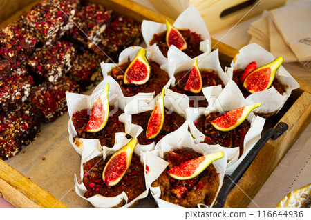 Muffins with fig slices 116644936