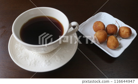 Delicious hot coffee, luxurious cups and sweets Delicious hot coffee, luxurious cups and sweets 116644947
