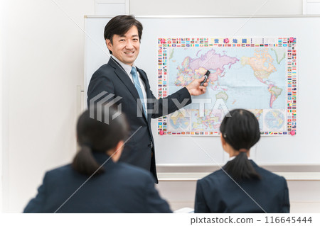 A male instructor/teacher teaching junior high school students in a cram school/school classroom 116645444
