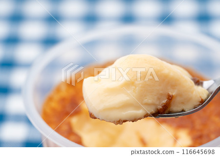 用湯匙舀出的烤布丁的特寫 116645698