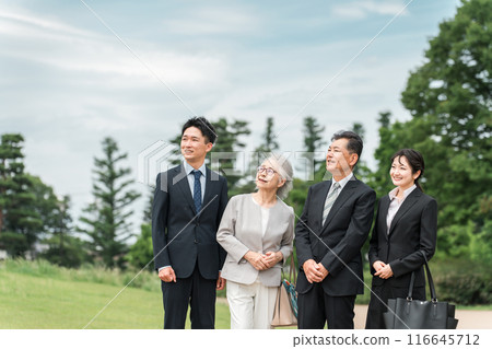 老年人/老年人和西裝年輕人(併購/繼承人/企業繼承/繼承/出售/收購/代際更替) 老年人/老年人和西裝年輕人(併購/繼承人/企業繼承/繼承/出售/收購/代際更替) 116645712