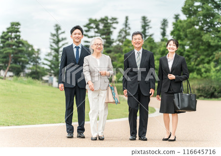 老年人/老年人和西裝年輕人（併購/繼承人/企業繼承/繼承/出售/收購/代際更替） 116645716