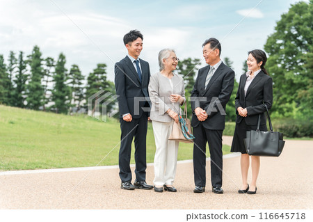 Elderly people/seniors and young people in suits (M&A/successor/business succession/inheritance/sale/acquisition/generational change) 116645718