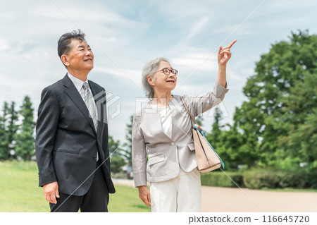 穿著西裝在公園散步的高級女商人和商人（經理、總裁、活躍的老年人） 116645720