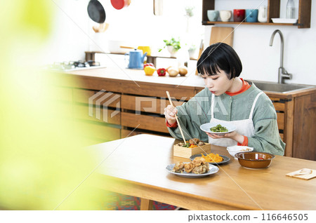 年輕女子做午餐 116646505