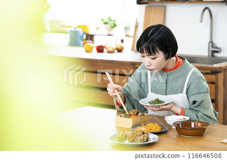 Young woman making lunch Young woman making lunch 116646508