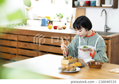 年輕女子做午餐 年輕女子做午餐 116646510